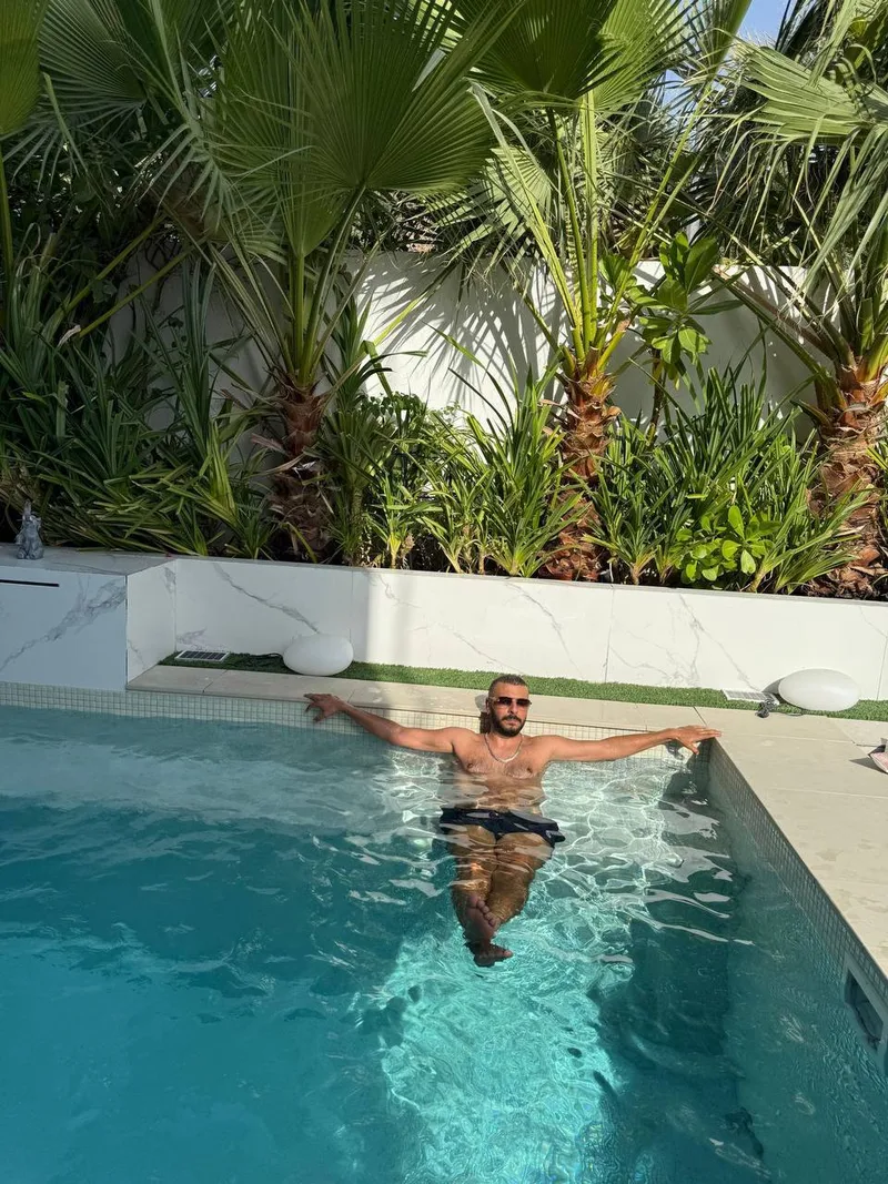 Gold Trader Mo relaxing by the pool with Good Morning Traders motivational message